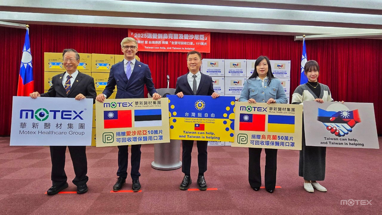台灣康匠製董事長陳勇志（左起）、愛沙尼亞國會友台小組主席裴克多（Kristo Enn Vaga ）、外交部政務次長吳志中、華新醫材董事長鄭永柱中午一起出席「2025送愛到烏克蘭及愛沙尼亞」典禮，華新醫材及台灣康匠兩家公司共捐贈「全塑可回收口罩」111萬片。裴克多與吳志中兩人握手致意。
