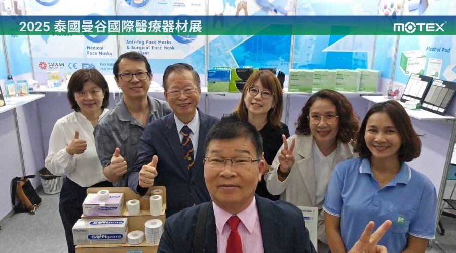 華新醫材參展2025泰國國際醫療展，團隊在展位前合影，展示環保口罩、FFP2口罩與手套等產品。